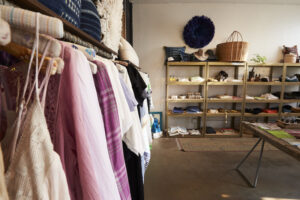Farbenfrohe Boutiquen mit Mode, Schmuck & Accesoires